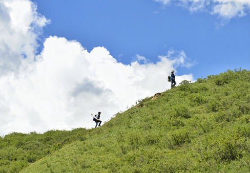 測(cè)繪戰(zhàn)士在青海,山下的測(cè)繪尖兵 測(cè)繪戰(zhàn)士在青海,山下的測(cè)繪尖兵