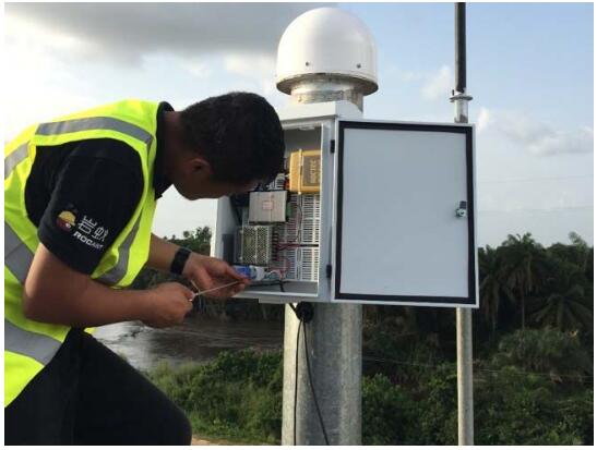 董秀峰在安裝監(jiān)測站 董秀峰在安裝監(jiān)測站