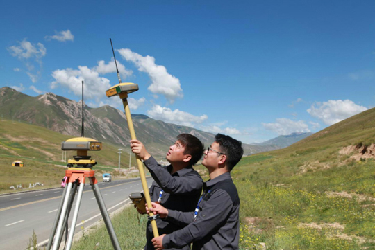 技術(shù)人員在玉樹賽義那園區(qū)使用GPS測量儀進(jìn)行測繪 技術(shù)人員在玉樹賽義那園區(qū)使用GPS測量儀進(jìn)行測繪